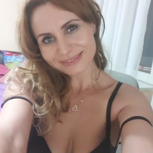 Amidalla19 naked before webcam in live video chat