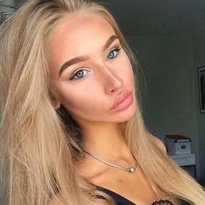 Daisy_cole naked before webcam in live video chat