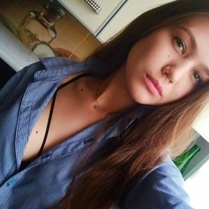 EmeraldRu naked before webcam in live video chat