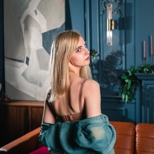 FloraFletch naked before webcam in live video chat