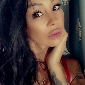 GlamouRose naked before webcam in live video chat