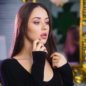 HoneyGretel naked before webcam in live video chat