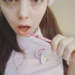 LilEmmy1999 naked before webcam in live video chat