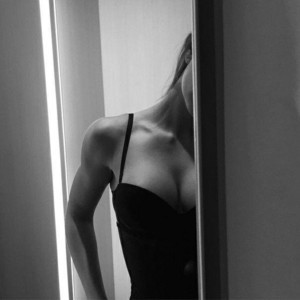 LoralynLeis naked before webcam in live video chat