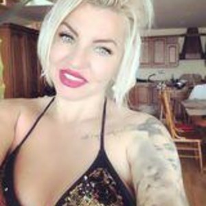 MinnieDoll naked before webcam in live video chat