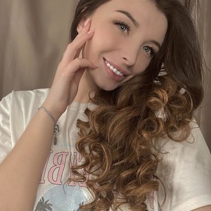 SashaGolds naked before webcam in live video chat