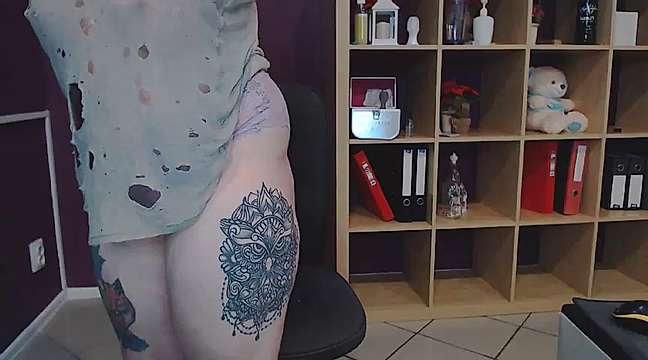 TemptingFox naked stripping on cam for live sex video chat