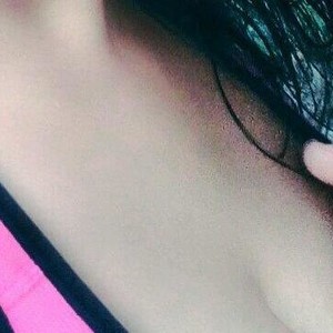 Yummymotions naked before webcam in live video chat