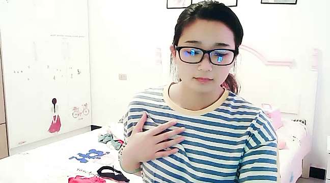 Emilyyyshan naked stripping on cam for live sex video chat