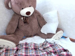 Kiwi Girl nude on Live Cam Girls Room