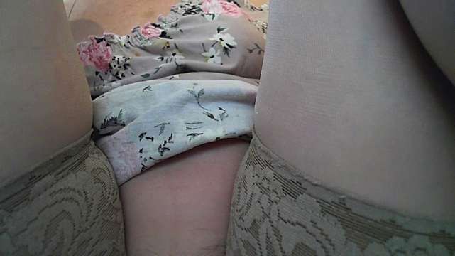 larawet naked stripping on cam for live sex video chat