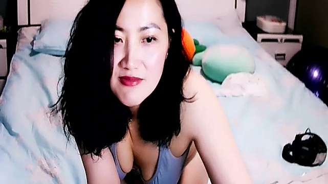 lindywei naked stripping on cam for live sex video chat