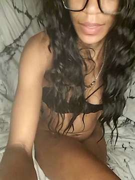 minnie-moni naked stripping on cam for live sex video chat