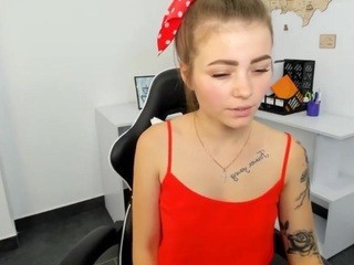 lolaakim nude on Live Cam Girls Room