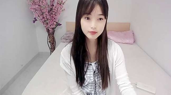 QQ_iA naked stripping on cam for live sex video chat