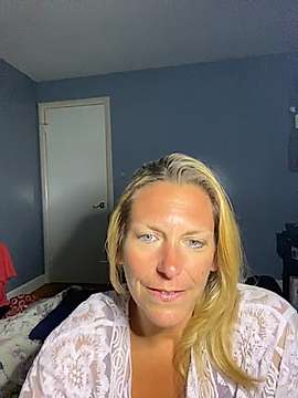 bigtitslivetofuck naked stripping on cam for live sex video chat