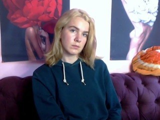 Miranda-Blakes nude on Live Cam Girls Room