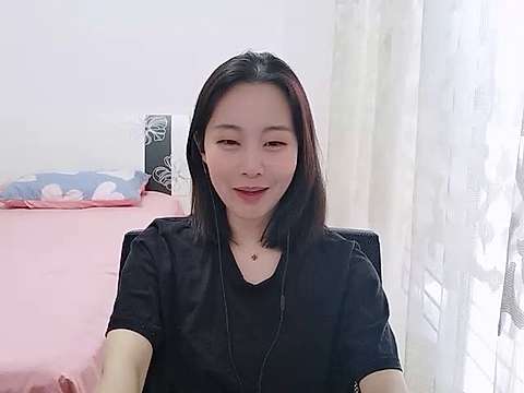 Quentina-baby naked stripping on cam for live sex video chat