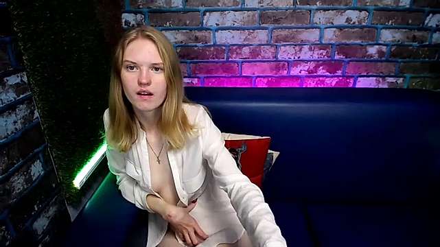 NessaVibe naked stripping on cam for live sex video chat