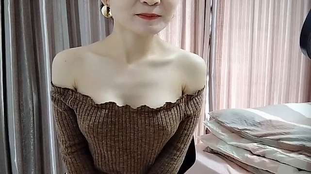 Gloria-annie naked stripping on cam for live sex video chat