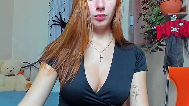 TenderAri naked stripping on cam for live sex video chat