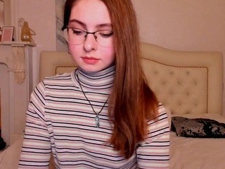 CarolineReed nude on Live Cam Girls Room