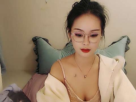 Eliauk_Q naked stripping on cam for live sex video chat