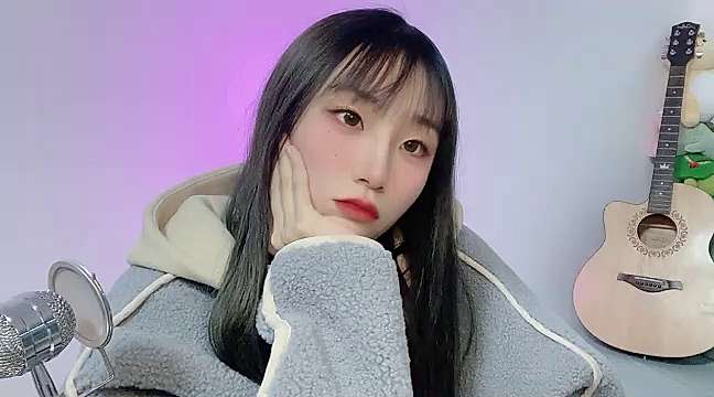 Guitar-xiaoqi naked stripping on cam for live sex video chat