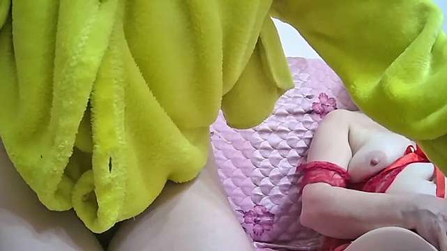 LizzieLaAngels naked stripping on cam for live sex video chat