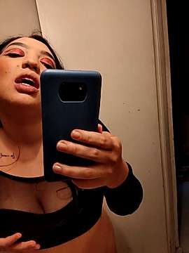 Reina_Roja naked stripping on cam for live sex video chat