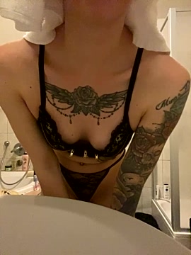 Skinny_Coco naked stripping on cam for live sex video chat