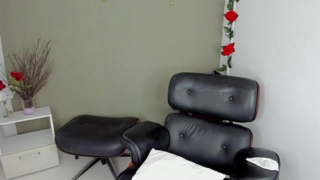 Roberta_lipa naked stripping on cam for live sex video chat