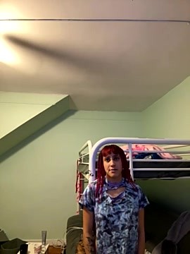 lil_Lunatic naked stripping on cam for live sex video chat
