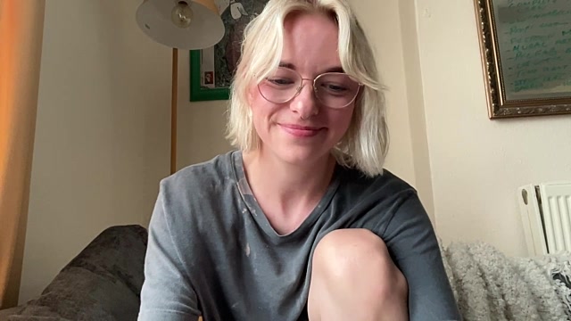 Flirty_Babe_Sarah naked stripping on cam for live sex video chat