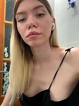 Lisaaa_Alisa naked stripping on cam for live sex video chat