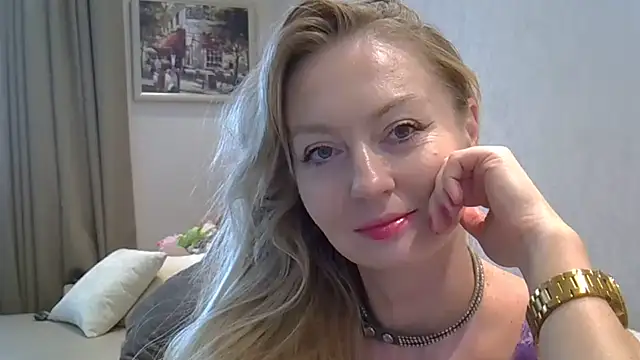 ZarinaSwift naked stripping on cam for live sex video chat