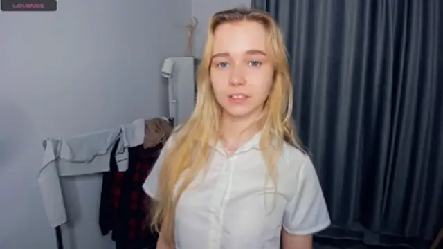 MelissaMilkovich naked stripping on cam for live sex video chat
