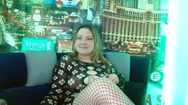Roxy_Sweet_ naked stripping on cam for live sex video chat