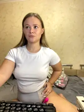 Caramelleee_ naked stripping on cam for live sex video chat