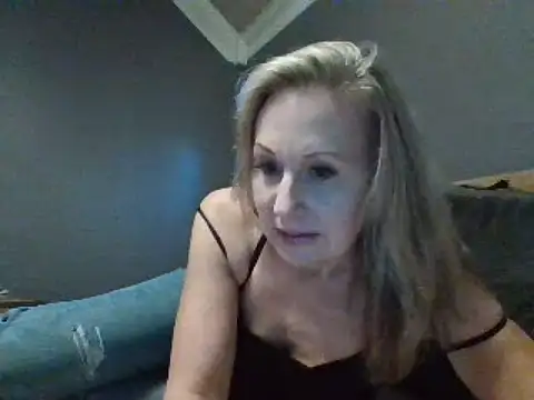 Lisaisluscious nude strip on cam for live sex video chat
