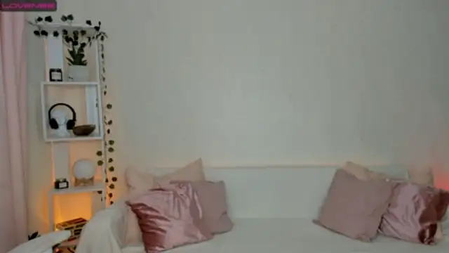 MadelineEvans nude strip on cam for live sex video chat