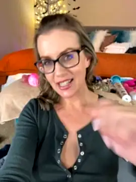 MaiseKnox nude strip on cam for live sex video chat