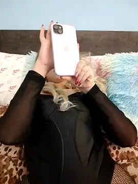AnnieAnies nude strip on cam for live sex video chat