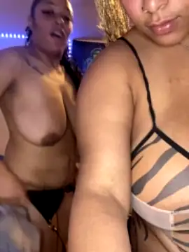 QueenNatural nude strip on cam for live sex video chat