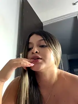 lunablossom_ nude strip on cam for live sex video chat