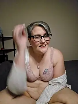 DEESPRETTIES nude strip on cam for live sex video chat
