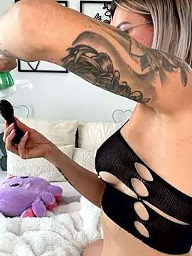 Lara_Bergmann nude strip on cam for live sex video chat