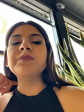 Chloe_in_public nude strip on cam for live sex video chat
