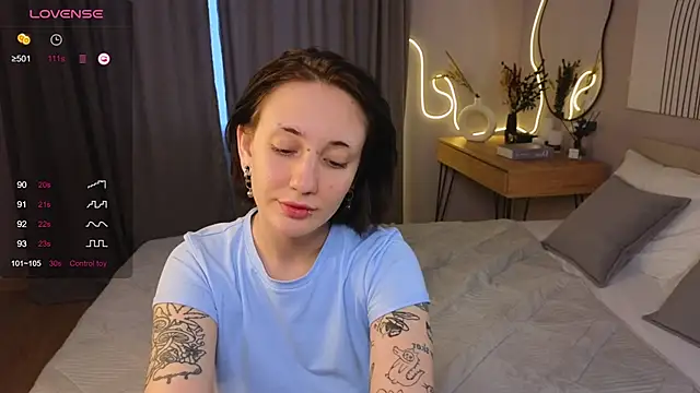 MaisieWilliams nude strip on cam for live sex video chat