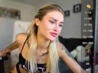 Ravenaaa nude in Live Sex Cam Girls Room